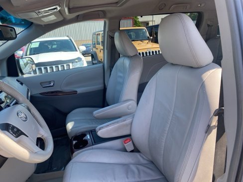 Used 2011 Toyota Sienna XLE image 10