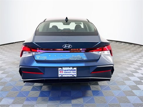 New 2025 Hyundai Elantra SE image 4