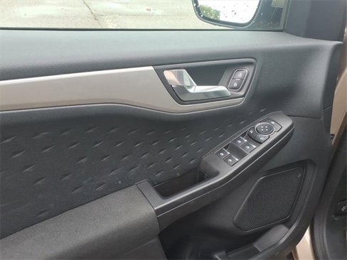 Used 2020 Ford Escape SE image 10