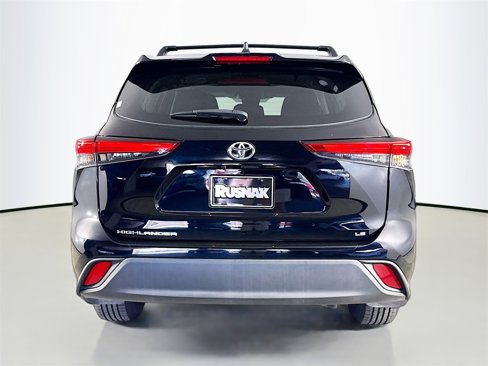 Used 2022 Toyota Highlander LE image 6