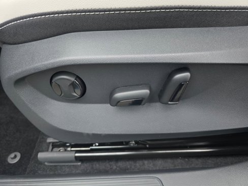 New 2025 Volkswagen Taos SE image 25