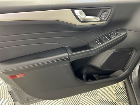 Used 2021 Ford Escape SE image 13