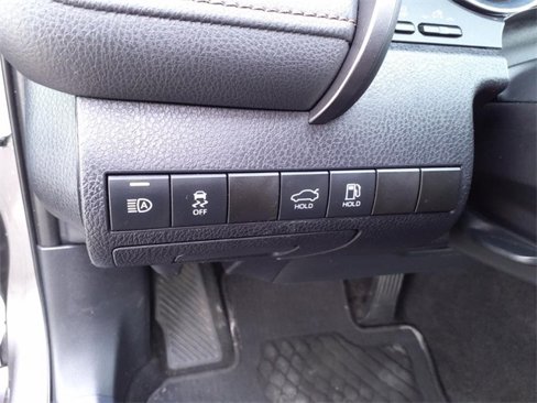 Used 2020 Toyota Camry XLE image 17