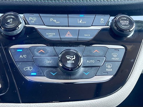 Used 2017 Chrysler Pacifica Platinum image 16