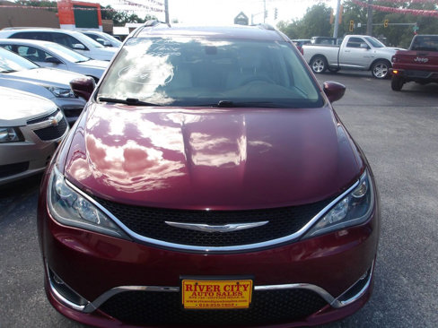Used 2017 Chrysler Pacifica Touring-L image 2