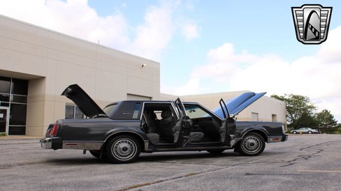 Used 1986 Lincoln Town Car image 22