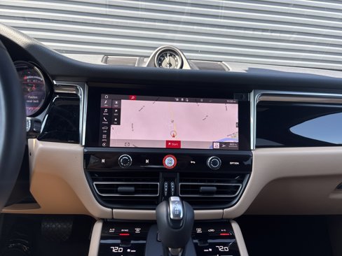 Used 2025 Porsche Macan image 18