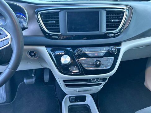 Used 2022 Chrysler Voyager LX image 19
