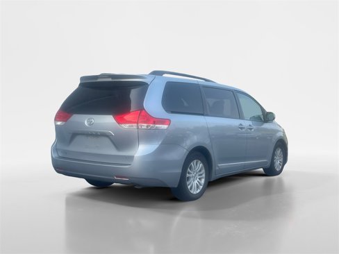 Used 2014 Toyota Sienna XLE image 4