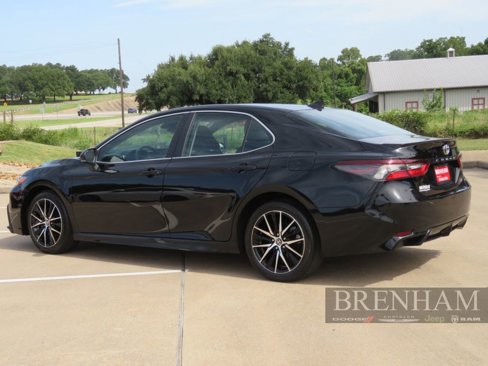 Used 2024 Toyota Camry SE image 3