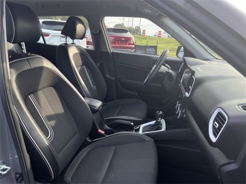 Used 2022 Hyundai Venue Limited image 24