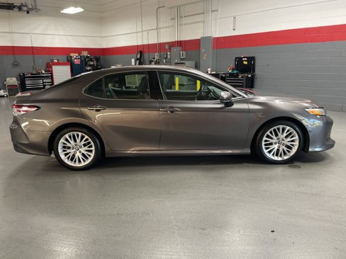 Used 2019 Toyota Camry XLE image 11
