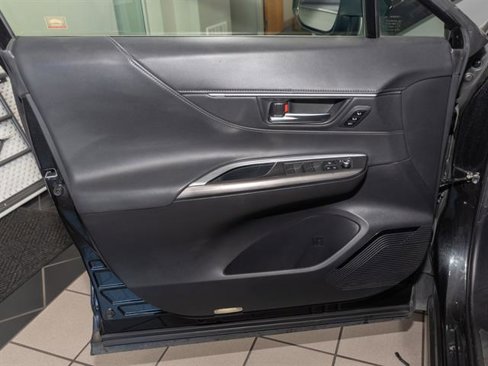 Used 2021 Toyota Venza Limited image 8
