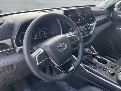 Used 2024 Toyota Highlander LE image 17