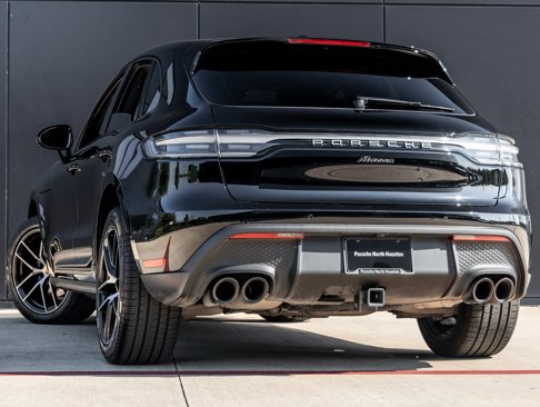 Certified 2023 Porsche Macan image 3