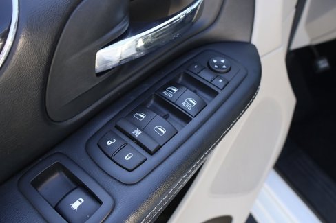 Used 2017 Dodge Grand Caravan SXT image 13