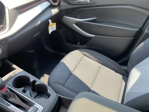 New 2025 Chevrolet Trax RS w/ Sunroof Package image 17