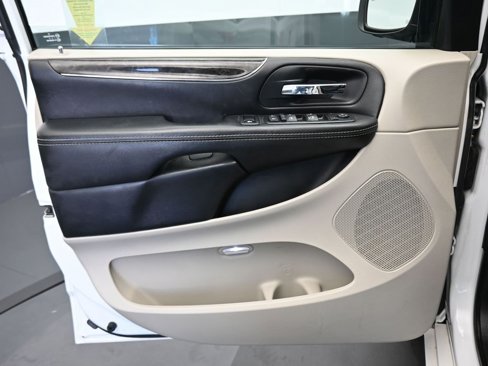Used 2015 Chrysler Town & Country Touring-L w/ Driver Convenience Group image 9