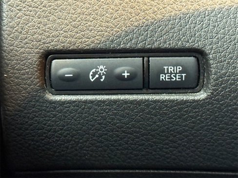 Used 2022 Nissan Rogue Sport S image 41