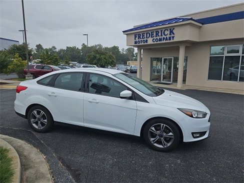 Used 2018 Ford Focus SE w/ SE Appearance Package image 3