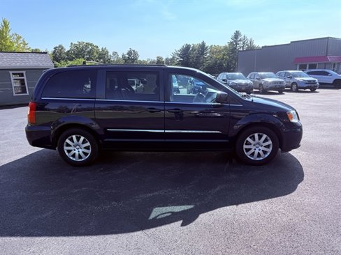 Used 2015 Chrysler Town & Country Touring image 6