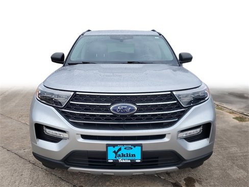 Used 2021 Ford Explorer XLT w/ Equipment Group 202A image 2