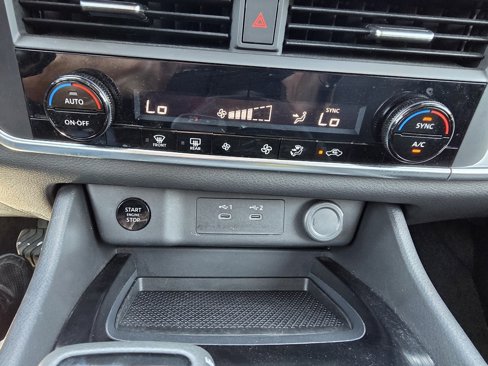 Used 2024 Nissan Rogue SV image 23