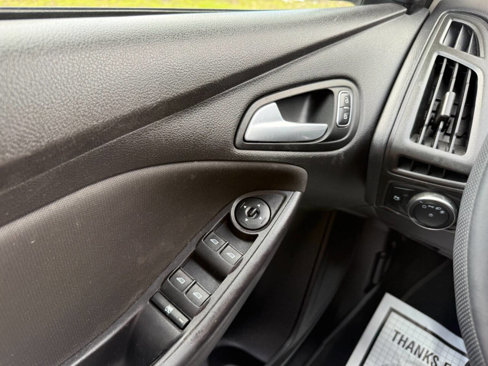 Used 2015 Ford Focus SE image 25