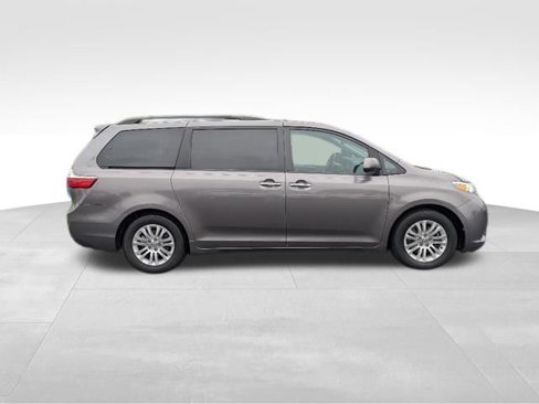 Used 2016 Toyota Sienna XLE image 26