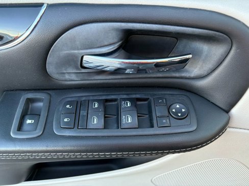 Used 2014 Dodge Grand Caravan SE image 4