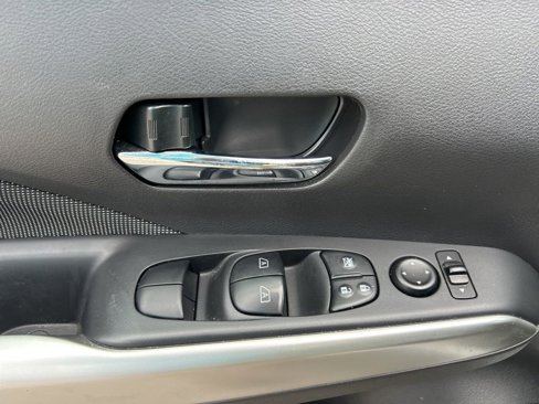 Used 2019 Nissan Kicks SV image 12