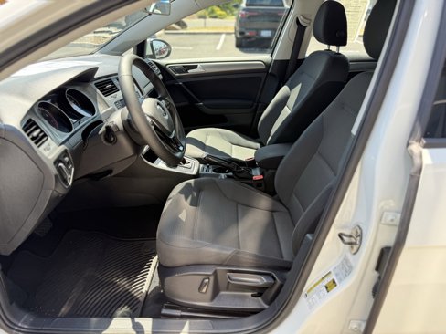 Used 2017 Volkswagen Golf SportWagen image 14