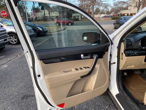 Used 2011 Kia Sorento LX w/ Convenience Pkg image 10
