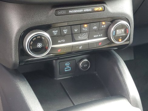 Used 2021 Ford Escape SE w/ SE Sport Appearance Package image 18