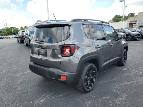 Used 2016 Jeep Renegade Latitude image 3