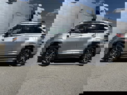 Used 2019 Toyota Highlander XLE image 2