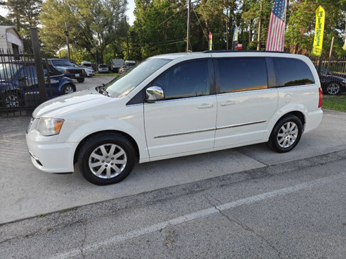 Used 2011 Chrysler Town & Country Touring-L image 9