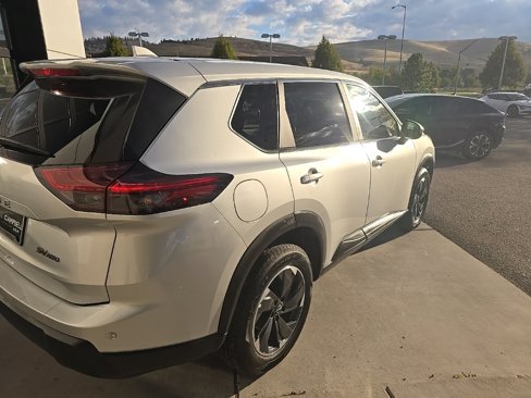 Used 2024 Nissan Rogue SV image 6
