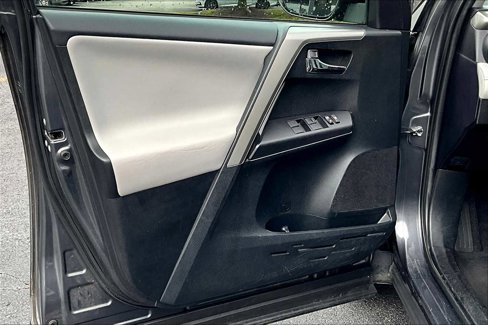 Used 2018 Toyota RAV4 XLE image 21