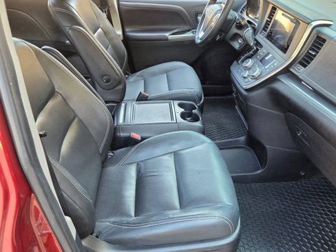 Used 2016 Toyota Sienna SE image 39