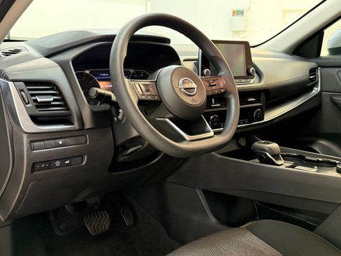 Used 2024 Nissan Rogue SV image 4