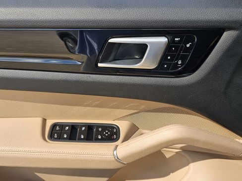 Certified 2019 Porsche Cayenne w/ Premium Package image 26