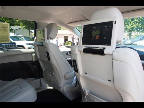 Used 2019 Chrysler Pacifica Touring-L Plus w/ Advanced Safetytec Group image 16