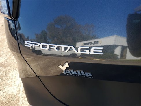 Used 2025 Kia Sportage EX image 5