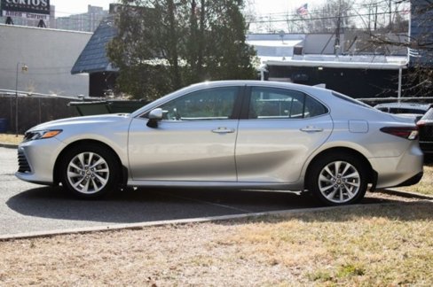 Used 2022 Toyota Camry LE image 9