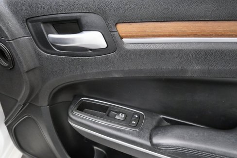 Used 2016 Chrysler 300 C Platinum image 18