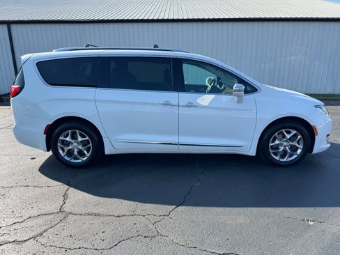 Used 2017 Chrysler Pacifica Limited image 2