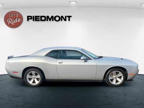 Used 2023 Dodge Challenger SXT image 6