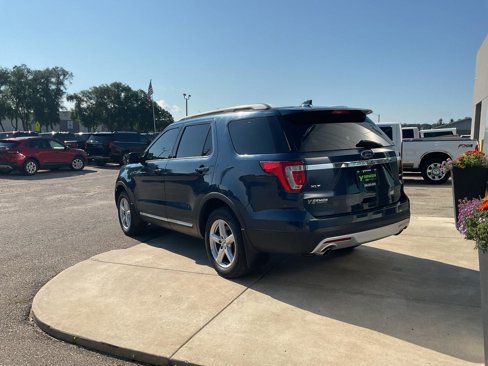 Used 2017 Ford Explorer XLT w/ Equipment Group 202A image 3