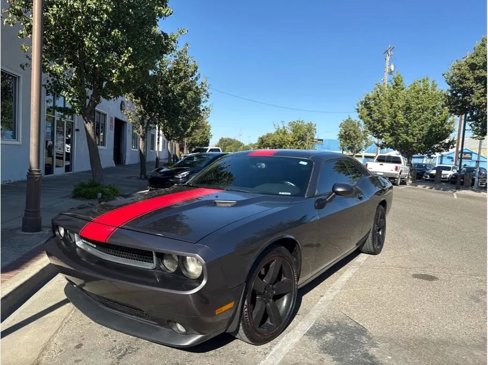 Used 2014 Dodge Challenger SXT image 3